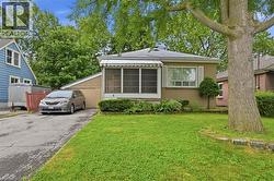 4 DUNCOMBE Drive  Hamilton, ON L9A 2E8