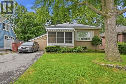 4 DUNCOMBE Drive  Hamilton, ON L9A 2E8