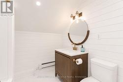 A 4-piece bath with elevated finishes & textures - 