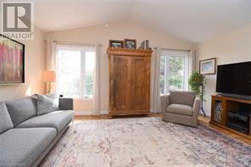 Bright and big windows with views to the yard. - 3200 Greenbough Crescent, Burlington, ON 