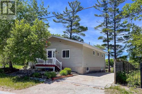 Front Of home - 32 River Road E, Wasaga Beach, ON 