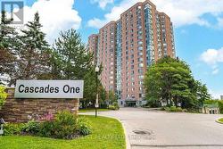 910 - 61 MARKBROOK LANE Toronto, ON M9V 5E7