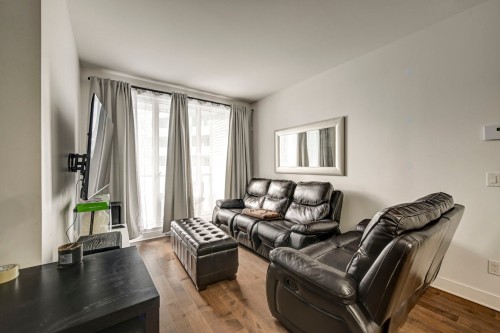 Salon - 607-4923 Rue Jean-Talon O., Montréal (Côte-Des-Neiges/Notre-Dame-De-Grâce), QC 