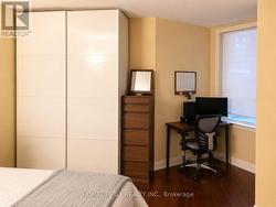 301 - 633 BAY STREET Toronto, ON M5G 2G4