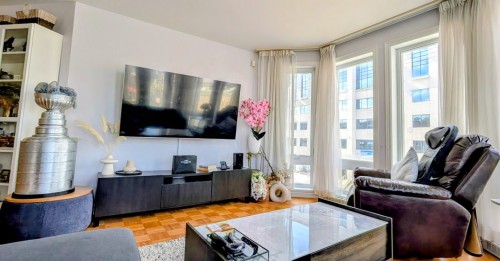 Salon - 305-5675 Ch. De La Côte-Des-Neiges, Montréal (Côte-Des-Neiges/Notre-Dame-De-Grâce), QC 