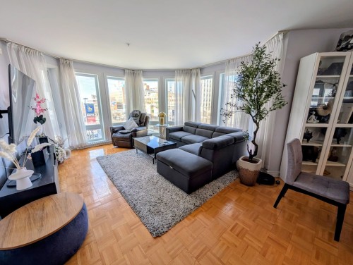 Salon - 305-5675 Ch. De La Côte-Des-Neiges, Montréal (Côte-Des-Neiges/Notre-Dame-De-Grâce), QC 