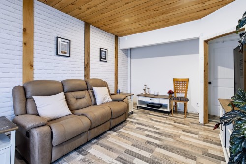 Salon - 79 Rue Venne, Saint-Jacques, QC 