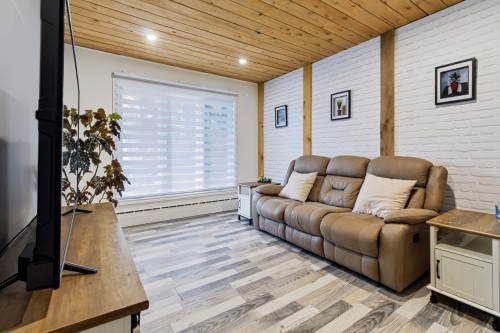Salon - 79 Rue Venne, Saint-Jacques, QC 