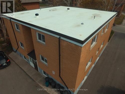 558 LANSDOWNE DRIVE  Oshawa, ON L1G 1W3
