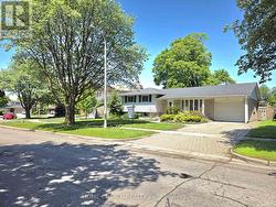 130 CHAMPLAIN CRESCENT  Kitchener, ON N2B 2Y6