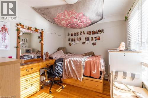 Hardwood flooring complements a white wall finish - 17 Thorndale Street N, Hamilton, ON 