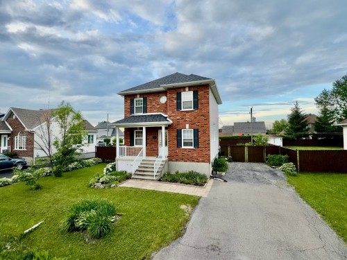 Façade - 8 Rue Aimé-Aubry, Rigaud, QC 