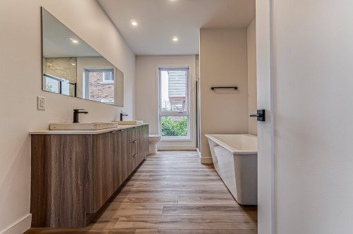 Bathroom - C-10 Rue Vaudry, Sainte-Thérèse, QC 