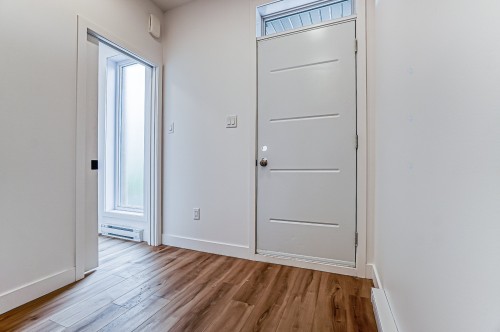 Mud Room - C-10 Rue Vaudry, Sainte-Thérèse, QC 