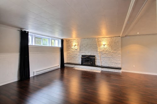 Salle familiale - 23 Av. Hamford, Lachute, QC 