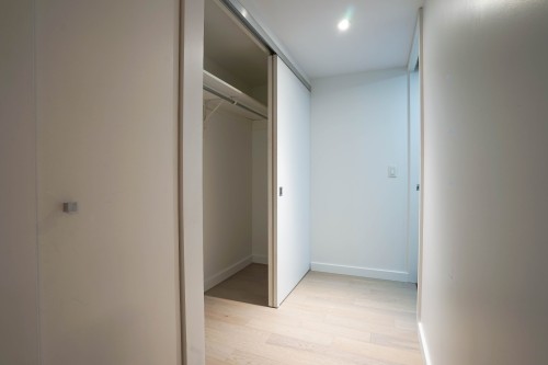 Mud Room - 908-350 Boul. De Maisonneuve O., Montréal (Ville-Marie), QC 