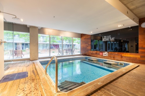 Pool - 908-350 Boul. De Maisonneuve O., Montréal (Ville-Marie), QC 