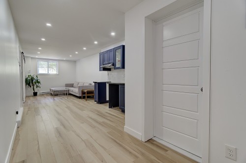 Salon - 1A-8955 Rue De Reims, Montréal (Ahuntsic-Cartierville), QC 