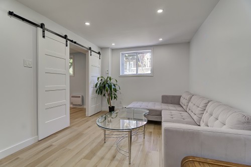 Salon - 1A-8955 Rue De Reims, Montréal (Ahuntsic-Cartierville), QC 