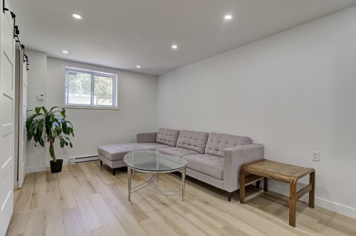 Salon - 1A-8955 Rue De Reims, Montréal (Ahuntsic-Cartierville), QC 