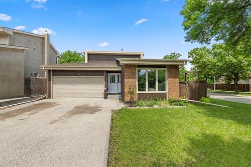 42 Knotsberry BAY  Winnipeg, MB R2N 2X1