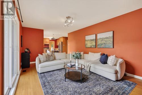 Comfortable family room with open sightlines - 1681 Amberdale Crescent, Ottawa, ON 