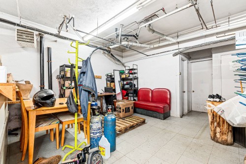 Restaurant - 2049  - 2051 Boul. Du Curé-Labelle, Saint-Jérôme, QC - Indoor Photo Showing Garage