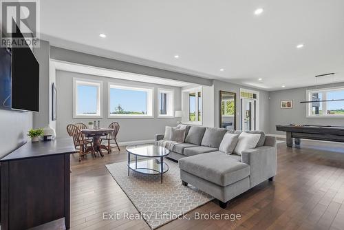 1125 Deyell Line, Cavan Monaghan (Cavan-Monaghan), ON - Indoor Photo Showing Living Room