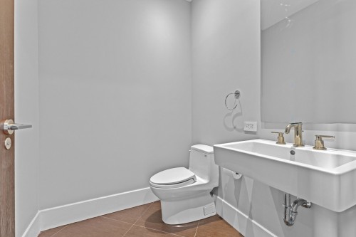 Powder room - 96 Rue Brodeur, Vaudreuil-Dorion, QC - Indoor Photo Showing Bathroom
