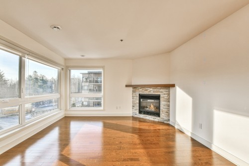 Salon - 302-260 Rue Radisson, Saint-Jérôme, QC 