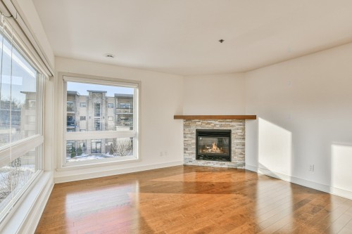 Salon - 302-260 Rue Radisson, Saint-Jérôme, QC 