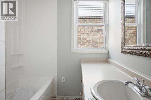 977 Gladstone, Windsor, ON 