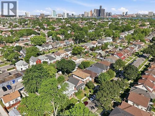 977 Gladstone, Windsor, ON 