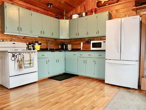 53 Ayers Cove, Manigotagan, MB 