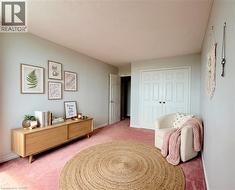 Neutral wall color with a light texture - 