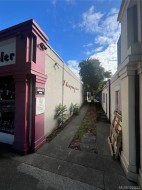 2043 Oak Bay Ave Oak Bay, BC V8R 1E5