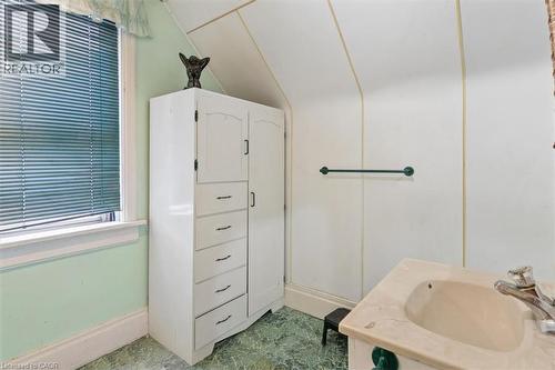 427 Duke Street W, Kitchener, ON - Indoor Photo Showing Bathroom