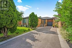 272 SEARLE AVENUE  Toronto, ON M3H 4C4