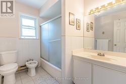 Main floor bathroom 5 pc - 
