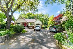 LOWER - 64 GRENVIEW BOULEVARD S  Toronto, ON M8Y 3S4
