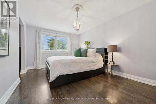 Primary bedroom for a king size bed - 3084 Kilbride Crescent, Mississauga, ON 