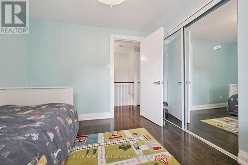 Mirrored closet doors - 3084 Kilbride Crescent, Mississauga, ON 