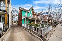 11 FOXLEY STREET Toronto, ON M6J 1P9