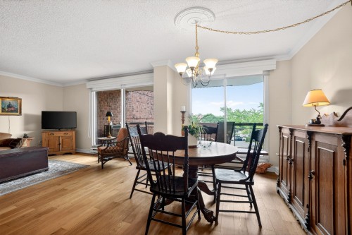 Salle à manger - 408-80 Av. Lorne, Saint-Lambert, QC 