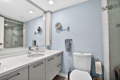 Salle de bains attenante à la CCP - 408-80 Av. Lorne, Saint-Lambert, QC 