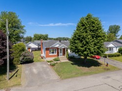 28 Rue Deblois  Drummondville, QC J2A 2M6