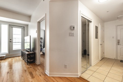 Mud Room - 209-825 Boul. René-Lévesque E., Montréal (Ville-Marie), QC 