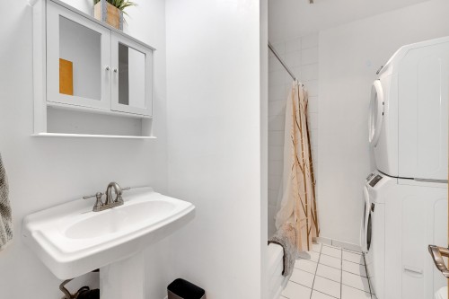 Bathroom - 3545 Rue Ste-Famille, Montréal (Le Plateau-Mont-Royal), QC - Indoor Photo Showing Other Room