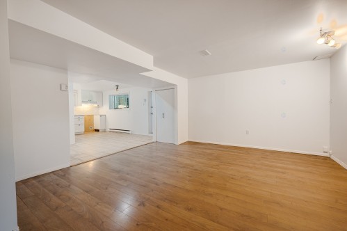Salon - 52 Av. De La Promenade, Saint-Sauveur, QC 