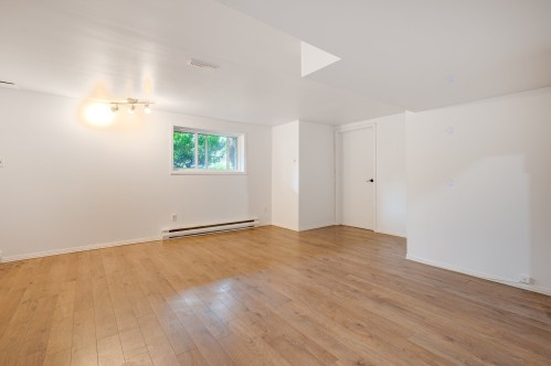 Salon - 52 Av. De La Promenade, Saint-Sauveur, QC 
